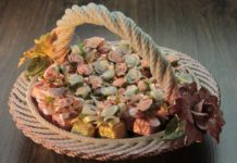 Çiçek ve Çikolata Sepeti Hazırlayarak Parakazanın çiçek sepeti hazırlama