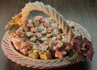 Çiçek ve Çikolata Sepeti Hazırlayarak Parakazanın çiçek sepeti hazırlama